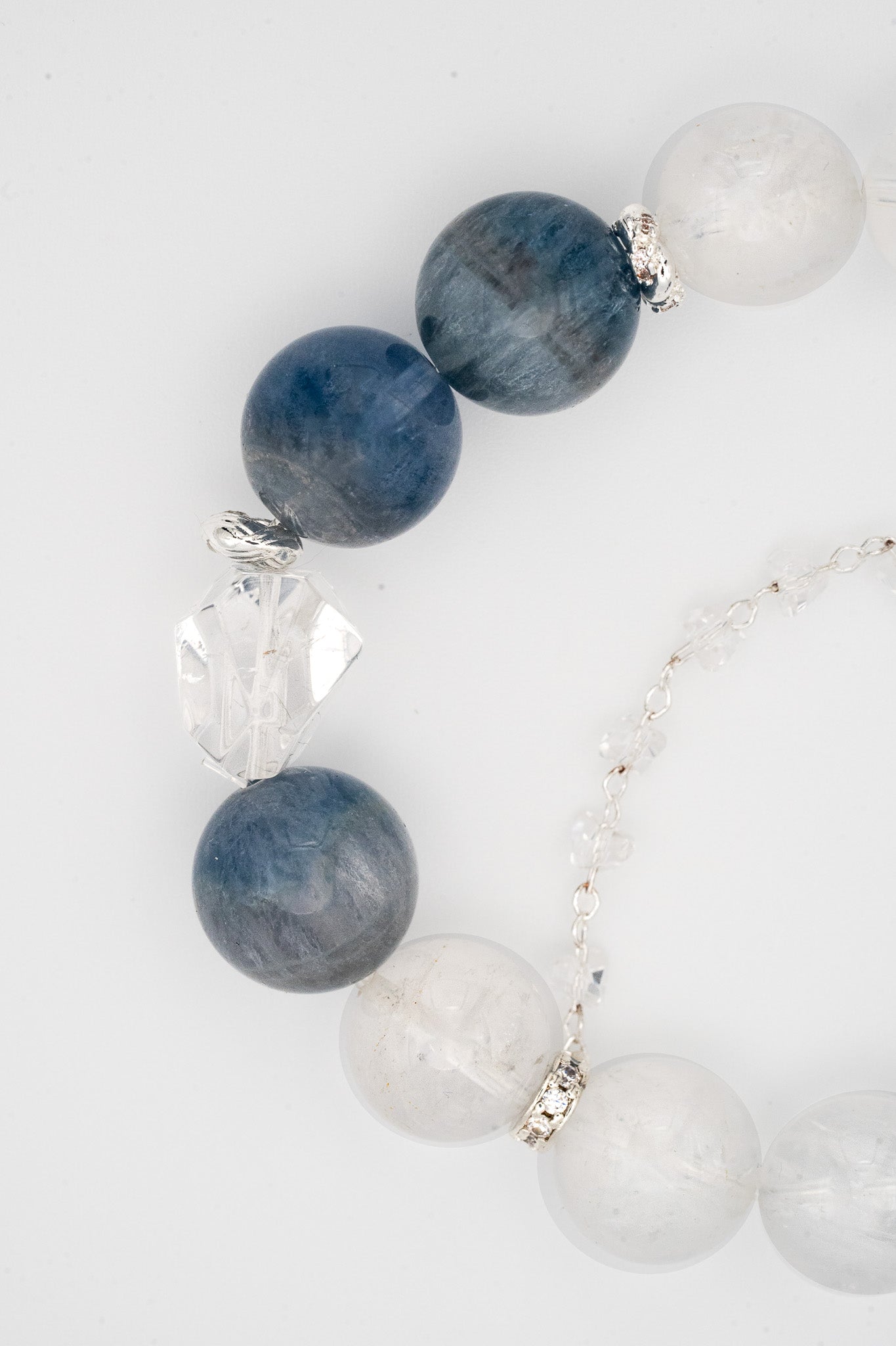White Phamton Serenity Quartz Single-loop Bracelet - Clarity & Transformation